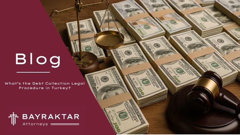 A wooden table displaying piles of US dollar banknotes alongside a judge's gavel and financial documents, symbolizing legal debt collection procedures in Türkiye.